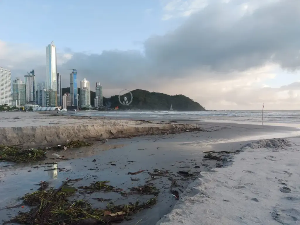 Chuva causa danos em praia alargada de Balneário Camboriú