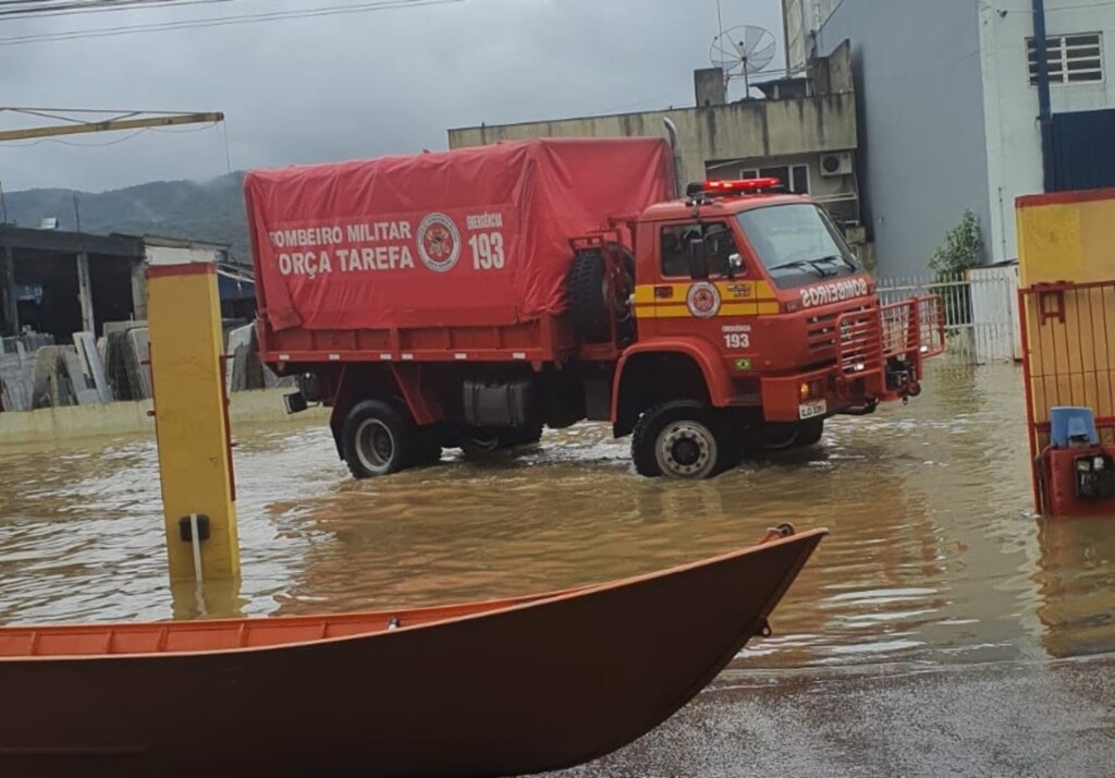 (DDivulgação CBMSC) - Bombeiros trabalham incansavelmente e já atenderam 231 ocorrências relacionadas às chuvas