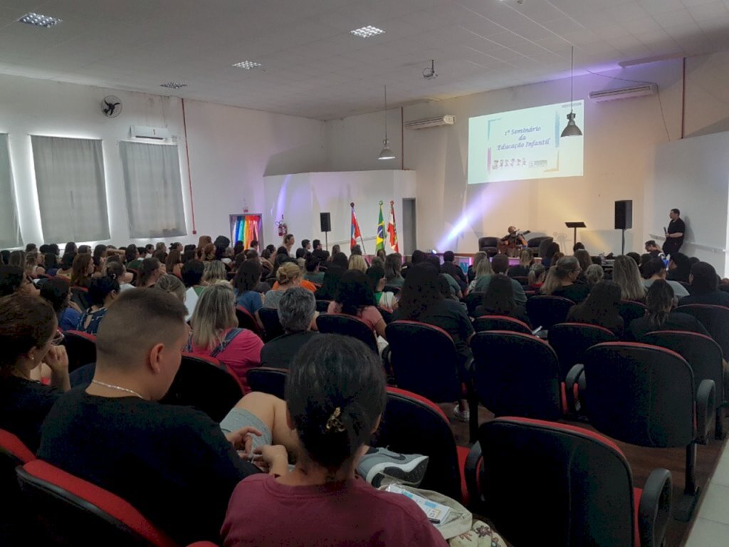 Primeiro seminário de Educação Infantil reúne professores e auxiliares da Rede Municipal de Ensino de Porto Belo