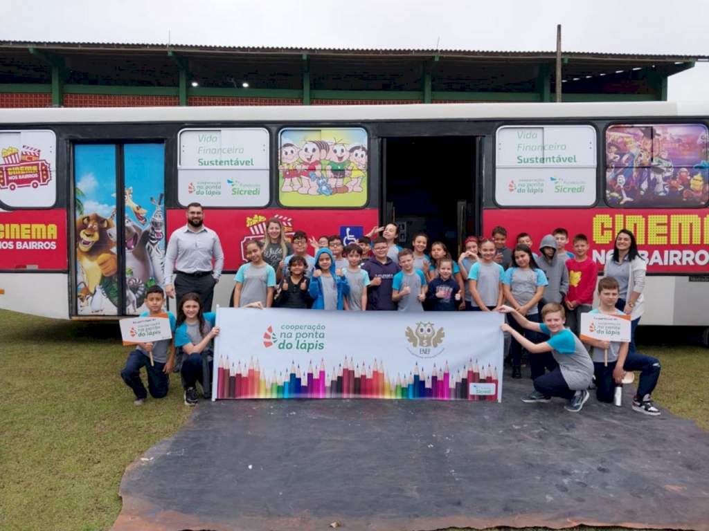 Sicredi leva ônibus cinema para escolas da região