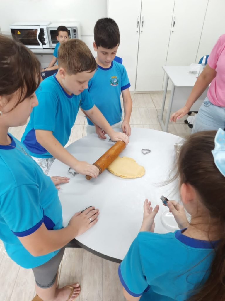 Biscoitos natalinos saindo do forno