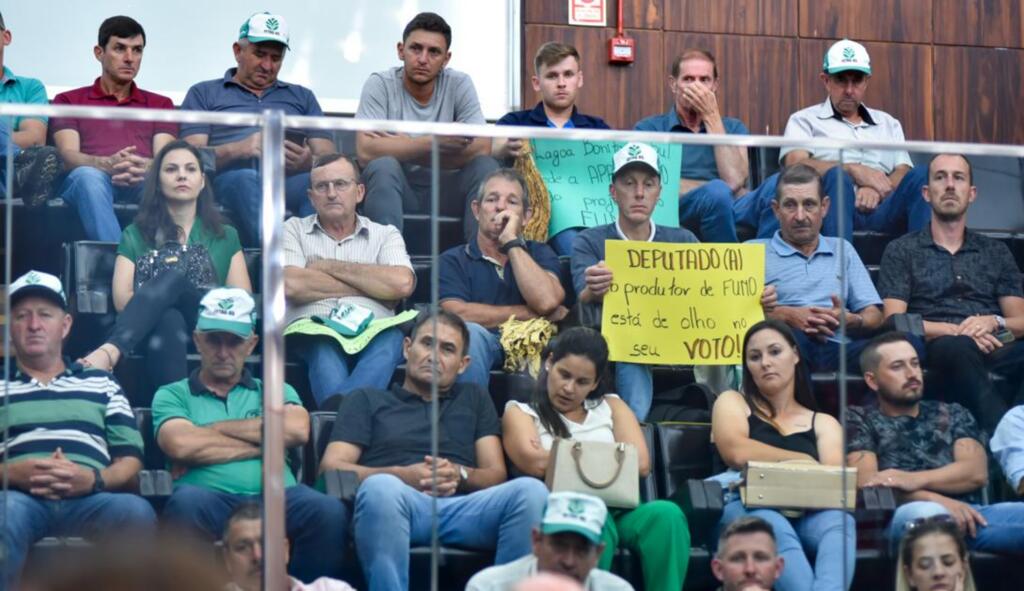 Foto: ALRS - DP - Sessão foi acompanhada por representantes de 17 municípios