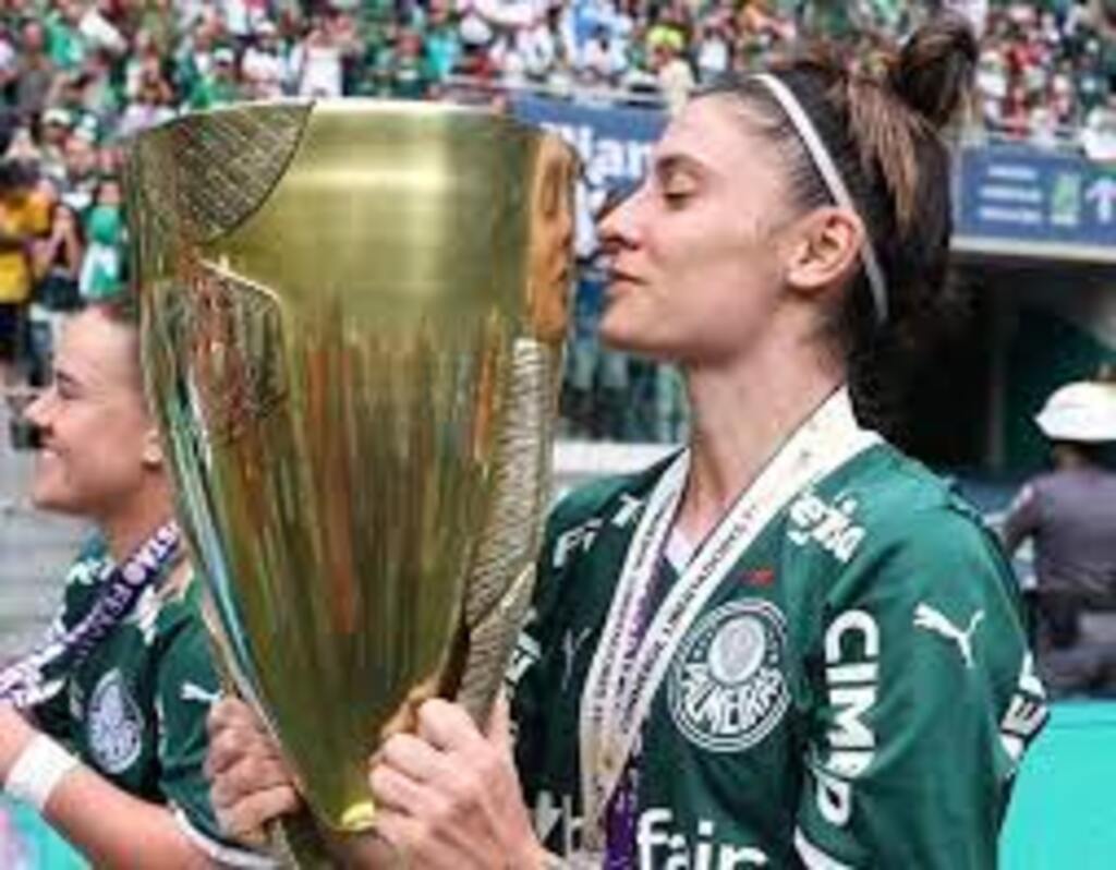 Bruna Calderan festeja temporada com títulos do Palmeiras feminino: 