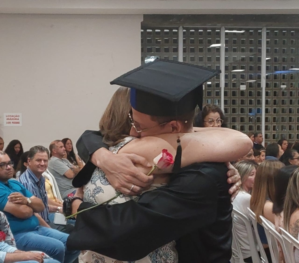 Com 18 anos, estudante se forma em três cursos