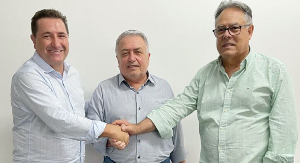  - Presidente José Roberto Deschamps, presidente eleito Ailton Carlos Coelho e Dr. Ary Florêncio Cauduro dos Santos - assessor jurídico do SINDEJOR/SC