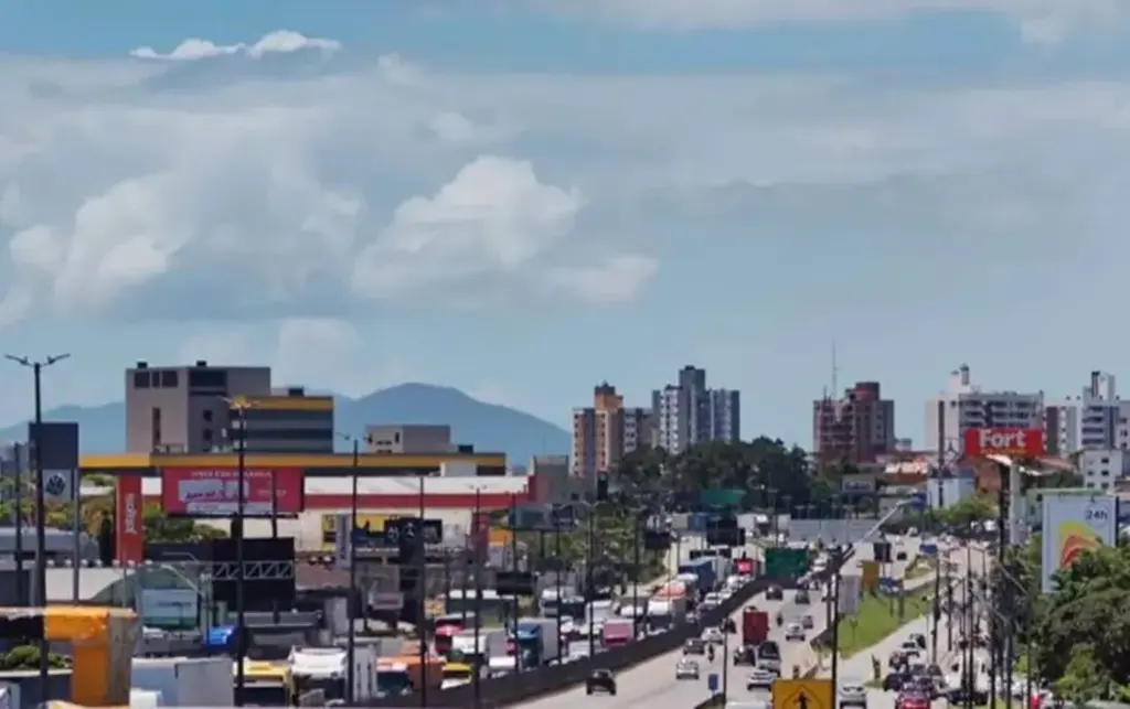  - Filas na BR-101, sentido a Porto Alegre, chegam a São José — Foto: Juan Todescatt/NSC TV