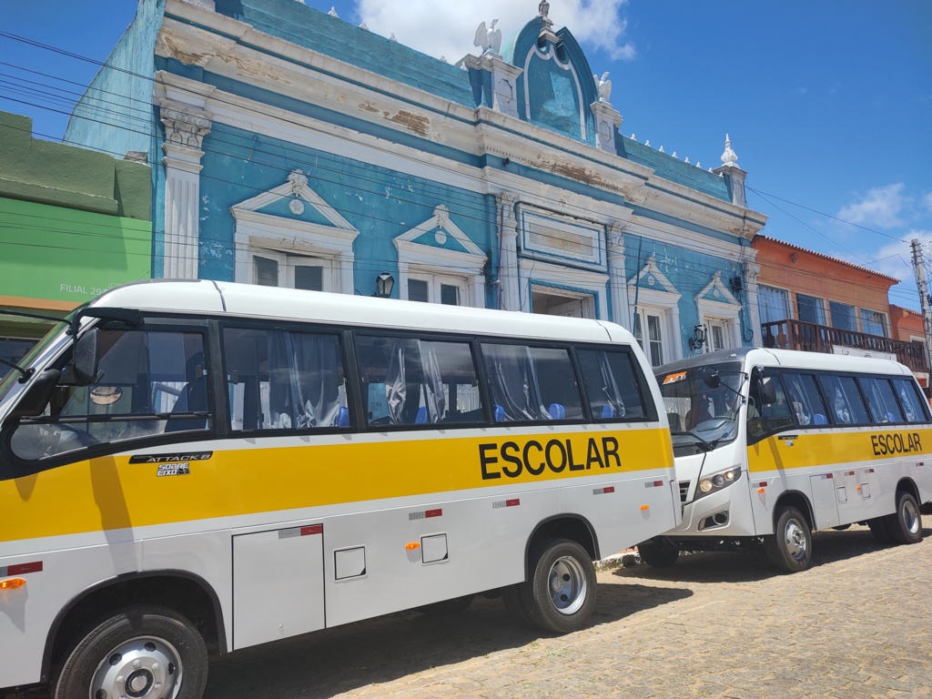 Herval adquire dois micro-ônibus para transporte escolar