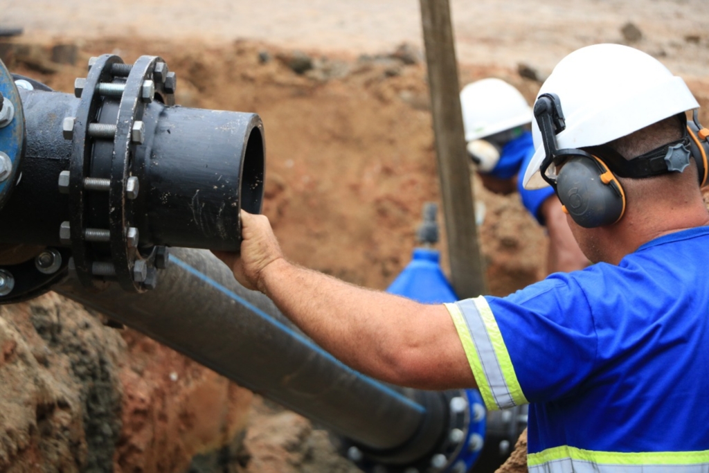 Águas de Joinville realiza melhorias na rede em mais de 20 ruas na semana entre Natal e Ano Novo