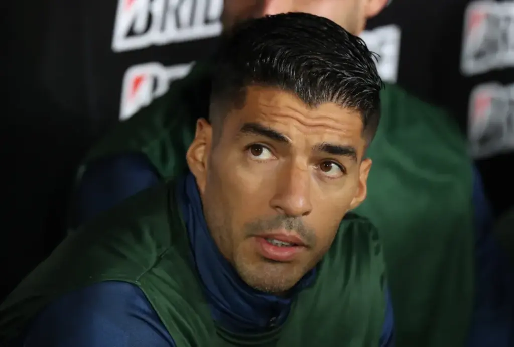  - Luis Suárez no banco do Nacional no jogo com o Atlético-GO — Foto: Raúl Martínez/EFE