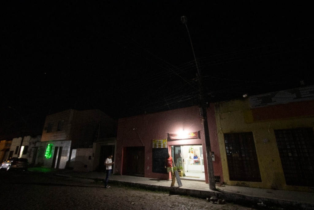Na escuridão: moradores reclamam da falta de iluminação pública