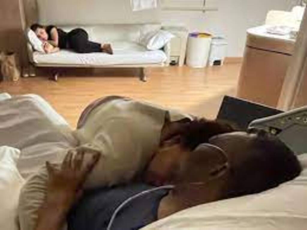 Filha de Pelé posta foto ao lado do pai: 'Seguimos aqui, na luta e na fé'