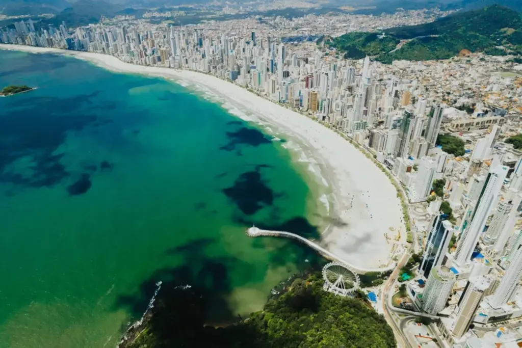  - Vista aérea da Praia Central, em Balneário Camboriú — Foto: Element Films/Divulgação