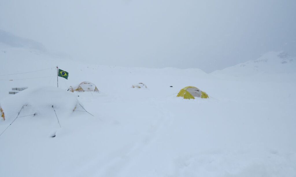 Expedição brasileira à Antártica pesquisa danos ambientais
