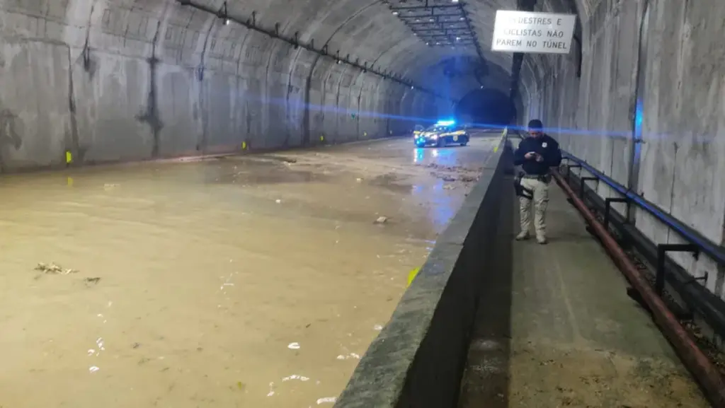 Túnel do Morro do Boi, em Balneário Camboriú, é interditado após forte chuva alagar trecho