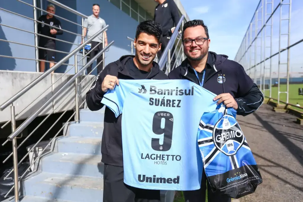  - Luís Suárez recebe a camisa celeste do Grêmio, em 2019, durante Copa América — Foto: Lucas Uebel/Grêmio FBPA