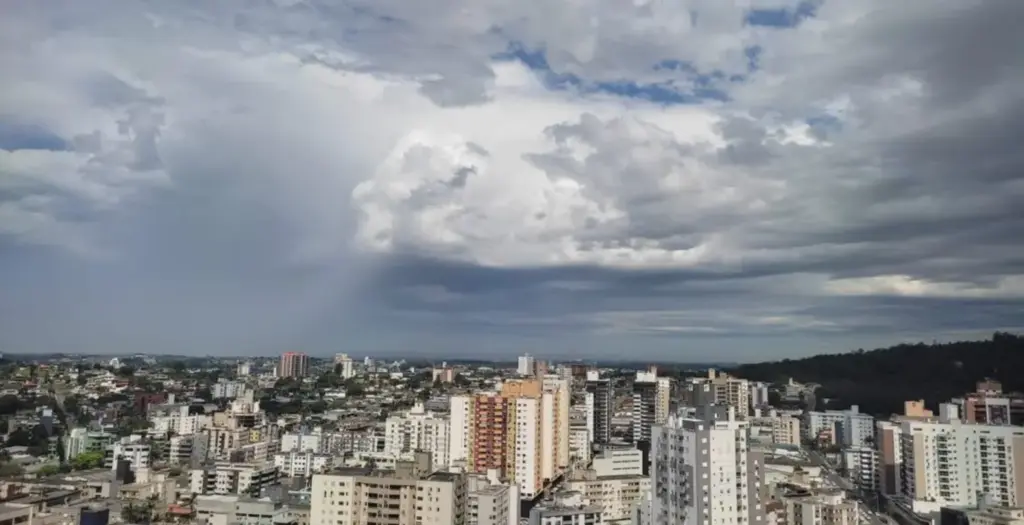 (Imagem Carolina Sartori/Portal Litoral Sul) - Chuva e tempo nublado são previsão para última semana do ano