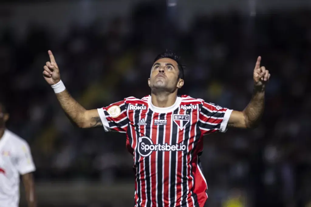  - Eder comemora gol do São Paulo contra o Bragantino — Foto: Diogo Reis/AGIF