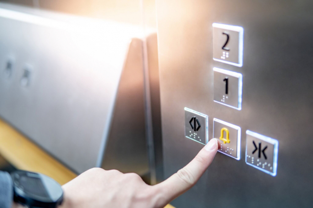 (Imagem Espel Elevadores) - Sete pessoas ficam presas em elevador no Centro de Imbituba