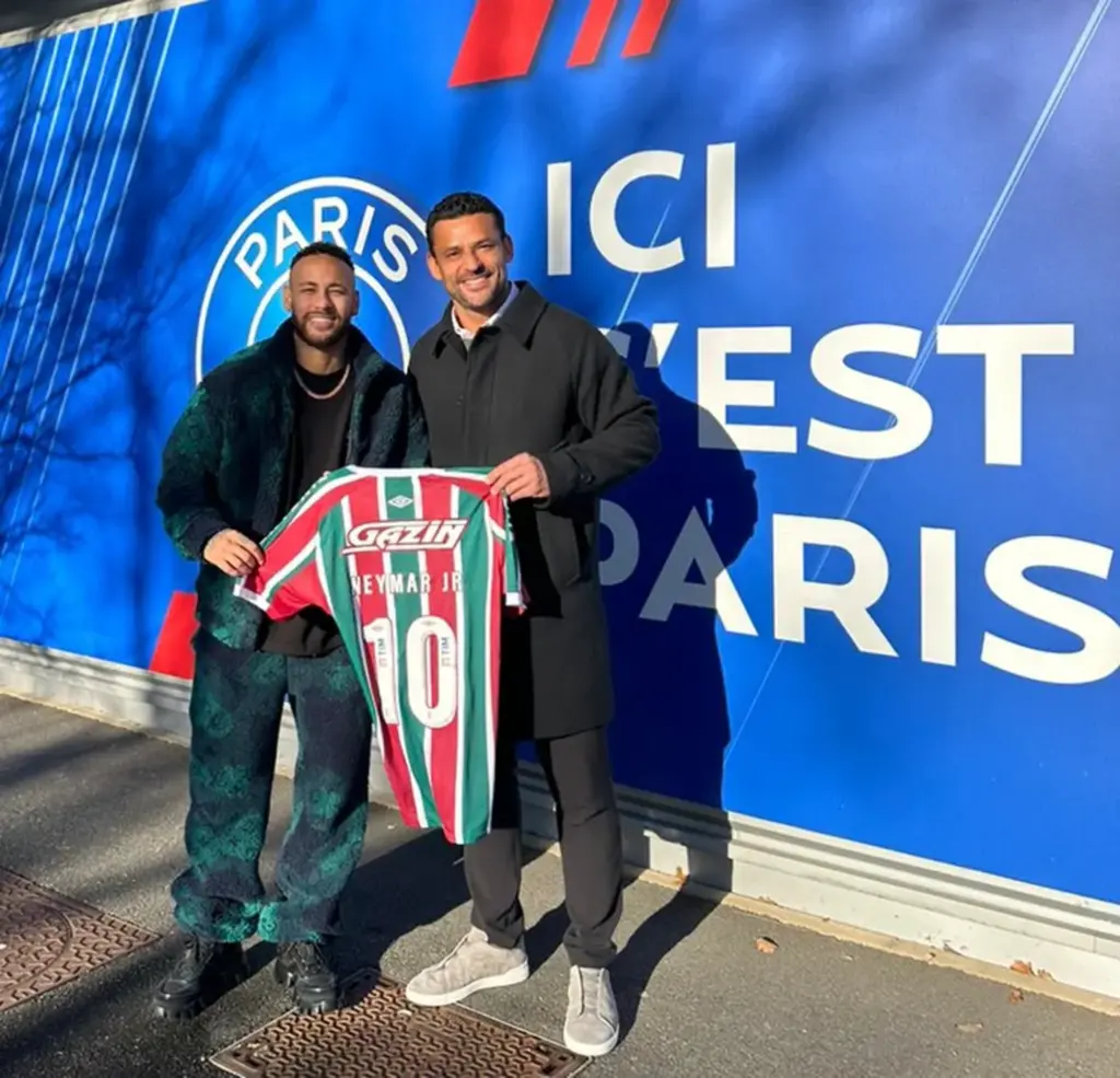 Agora dirigente, Fred entrega camisa do Fluminense para Neymar e Mbappé em visita ao PSG