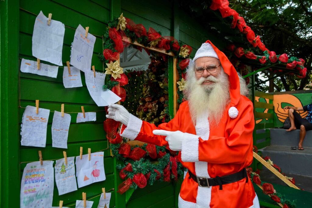  - Diversas cartinhas estão à disposição para adoção na Casa do Papai Noel, situada na Praça Coronel Bertaso.