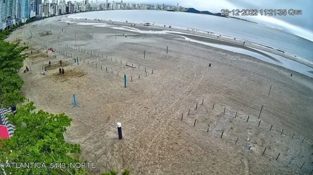 Após alagamentos por chuvas, praia e ruas de Balneário Camboriú são limpas para o Réveillon