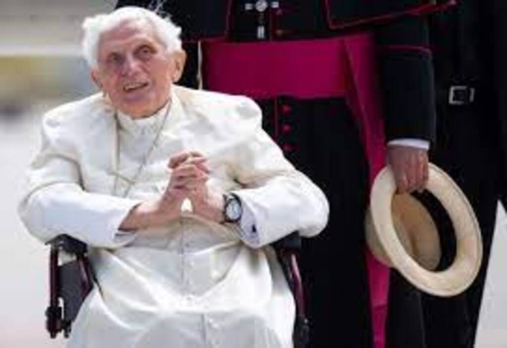 Papa emérito Bento XVI tem piora súbita de saúde, diz Vaticano; Francisco pede orações