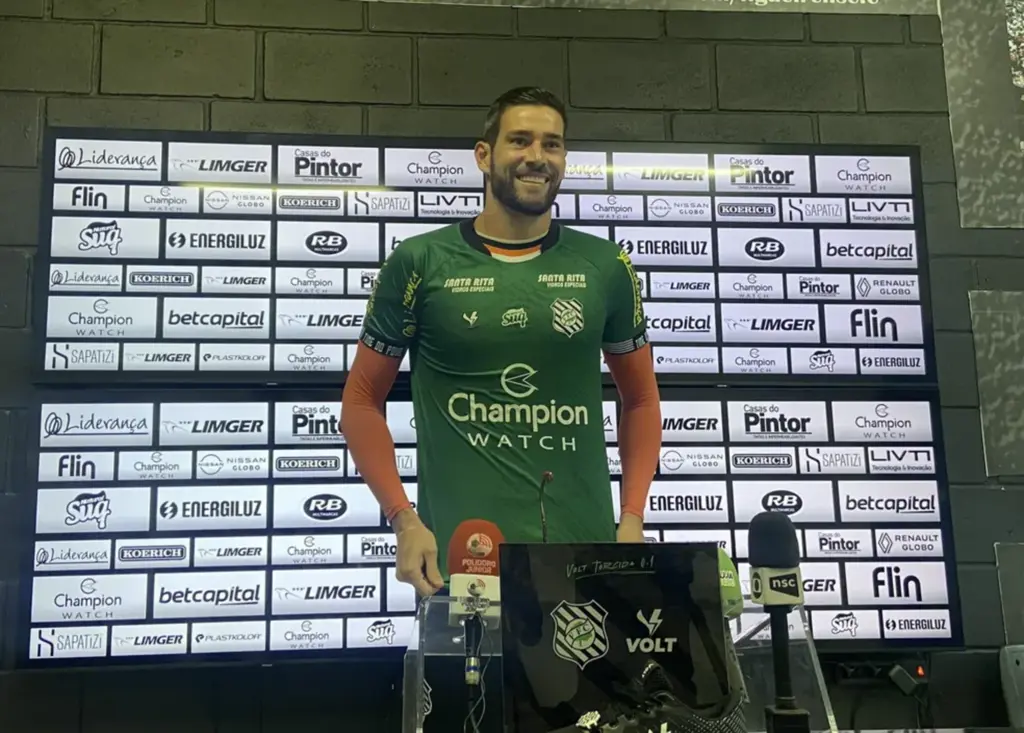  - Gabriel Gasparotto é apresentado no Figueirense — Foto: Ronaldo Fontana/ge