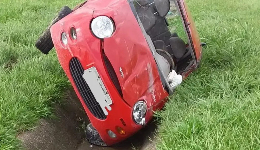 (Imagem em circulação na internet) - Motorista capota carro na BR-101 em Nova Brasília