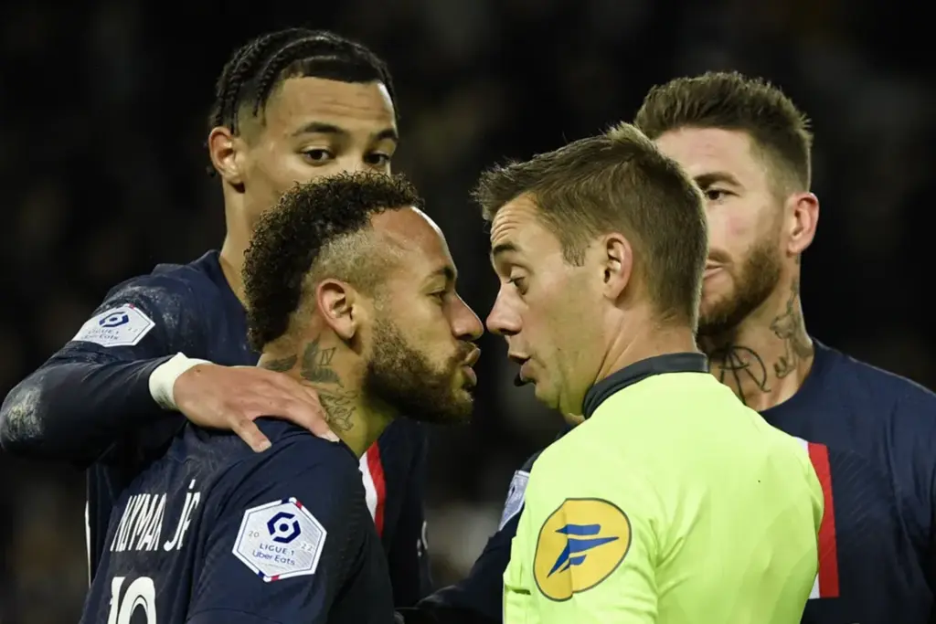  - Neymar foi expulso no último jogo do Paris Saint-Germain, contra o Strasbourg — Foto: AFP