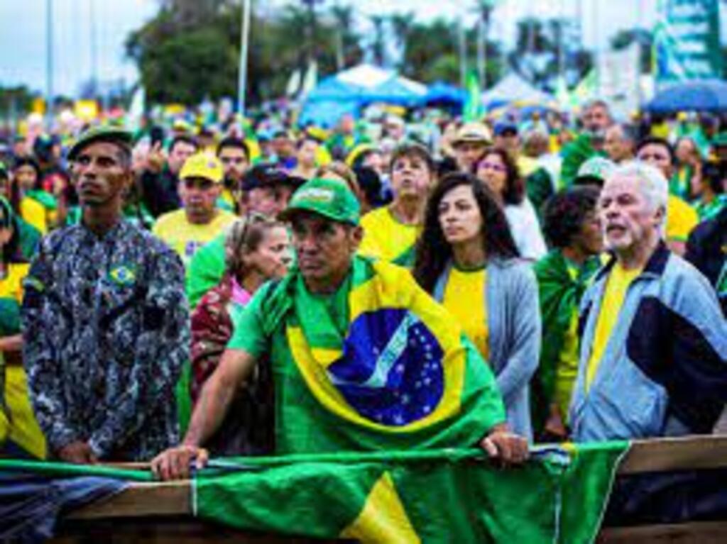 Governo e Exército tentam desmontar acampamento, mas recuam após reação bolsonarista