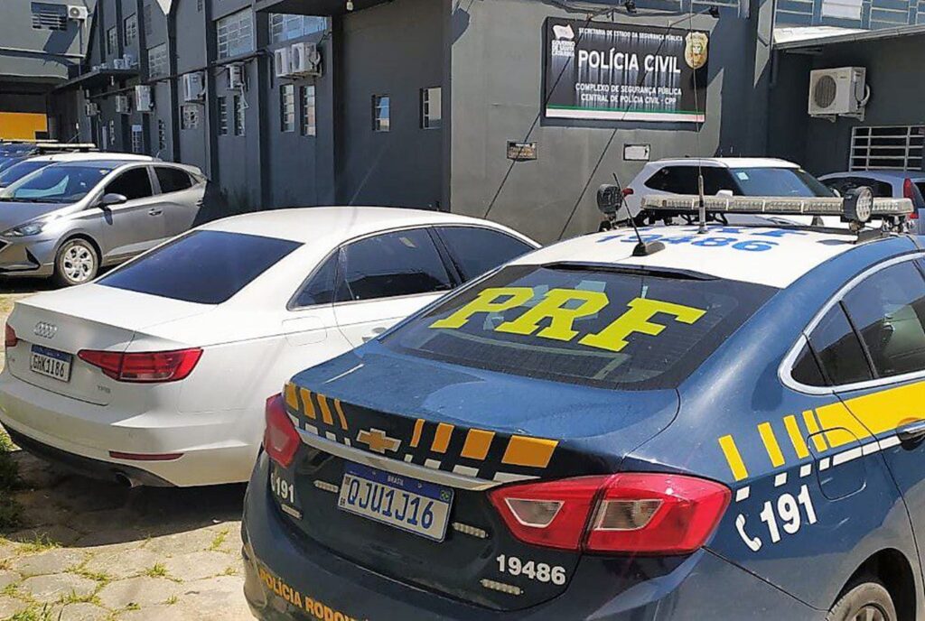 PRF recupera, na BR-101, carro de luxo furtado em Joinville