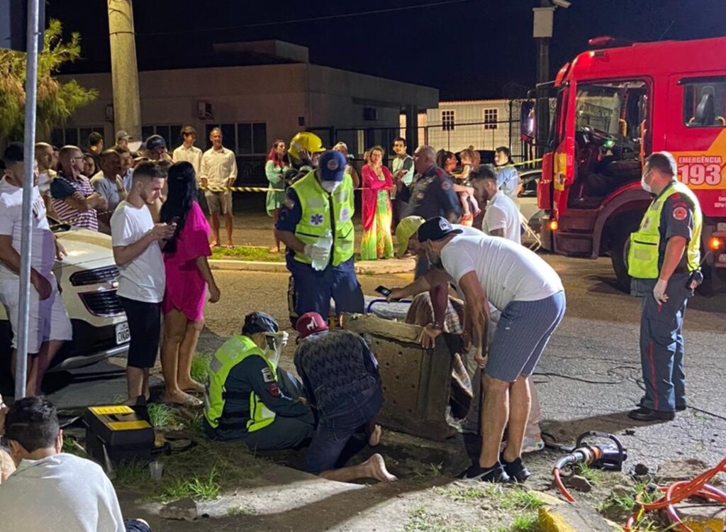 Mulher passa a virada de ano presa em bueiro