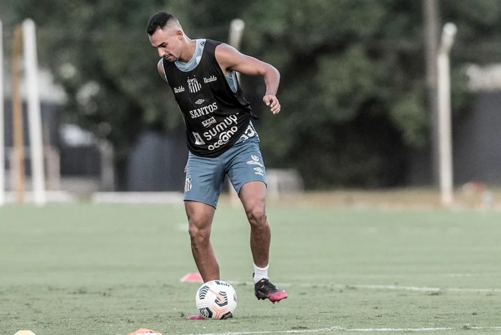 Foto: Ivan Storti - Santos - Volante tem vínculo com o Peixe até o fim deste ano; em 2022, participou da campanha de acesso do ABC para a Série B do Brasileirão
