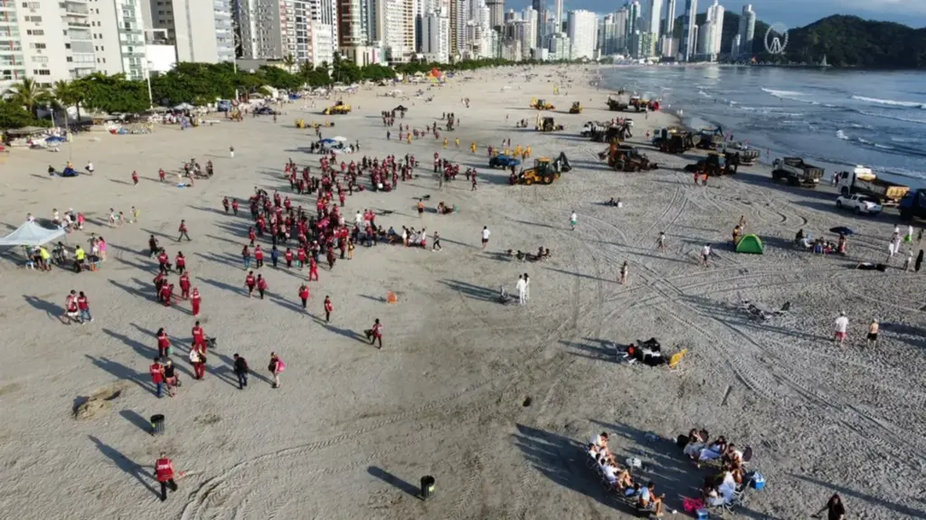  - Limpeza da Praia Central após réveillon em Balneário Camboriú — Foto: PMBC/ Divulgação