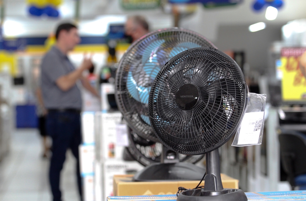 Forte calor provoca busca por aparelhos de ventilação