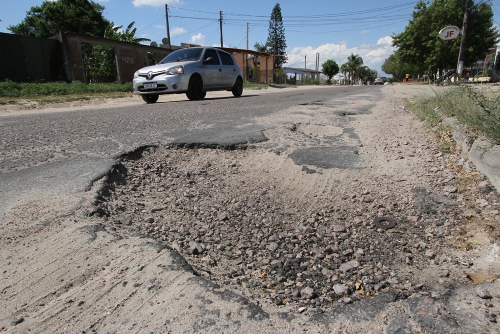 Foto: Carlos Queiroz - DP - Buracos trazem riscos aos motoristas que trafegam no local