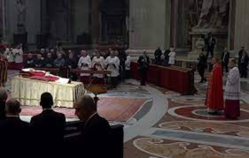 Corpo do papa emérito Bento XVI está sendo velado na Basílica de São Pedro