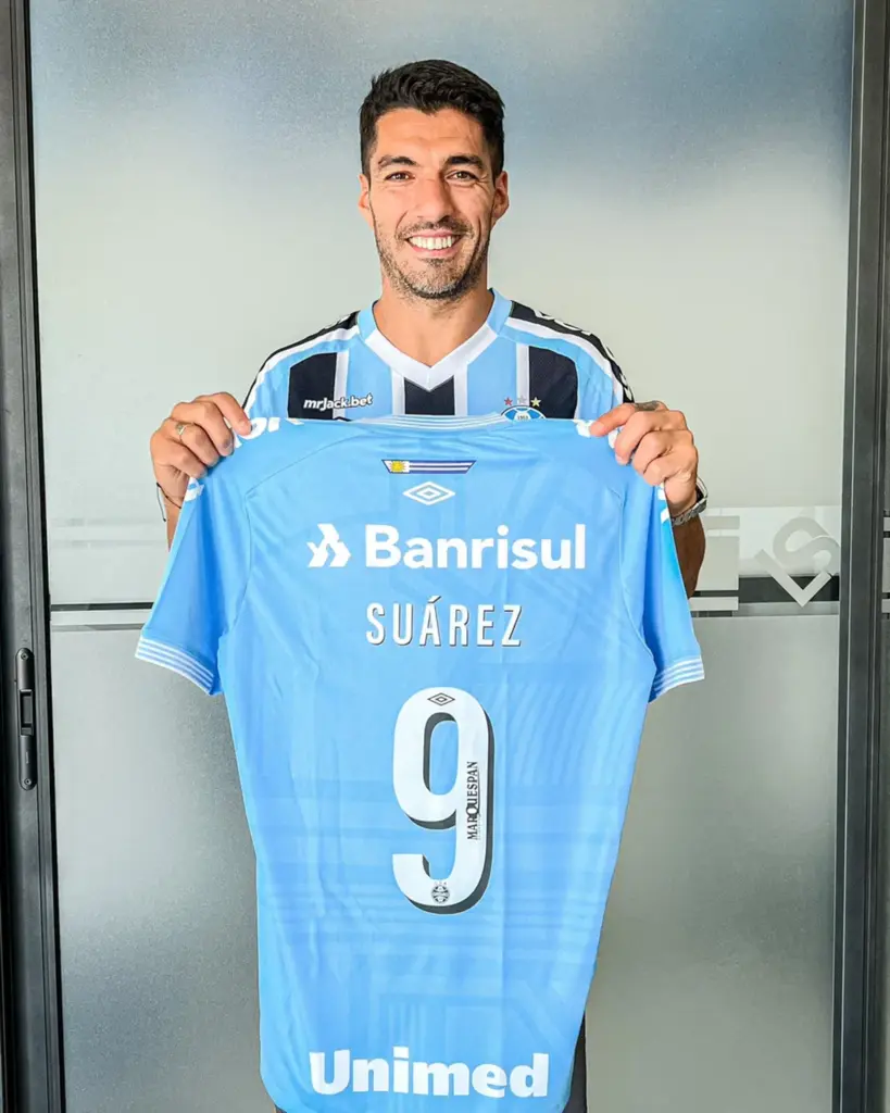  - Suárez posa com a camisa do Grêmio — Foto: Reprodução