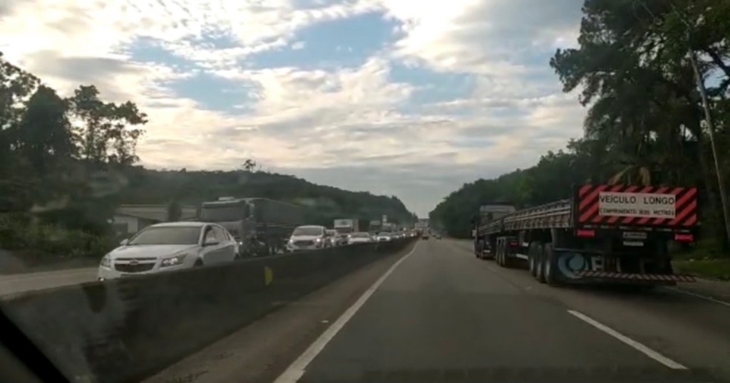 Motoristas enfrentam mais de 40 km de fila entre a BR-101 e a BR-376 após o Réveillon