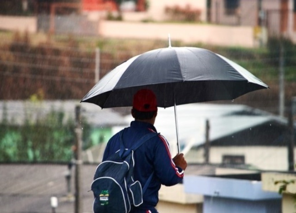 Céu encoberto de nuvens e com chuva