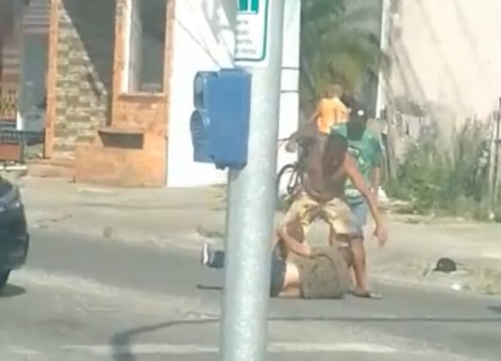 (Imagem do vídeo em circulação na internet) - Briga entre moradores de rua quase termina em morte em Imbituba