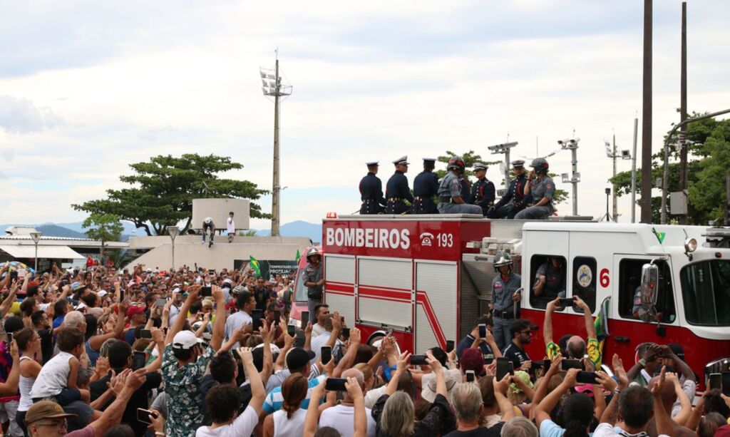 Foto: Rovena Rosa - Agência Brasil - Caminhão de bombeiros com o caixão do tricampeão mundial pela Seleção foi saudado nos 13 quilômetros até o cemitério