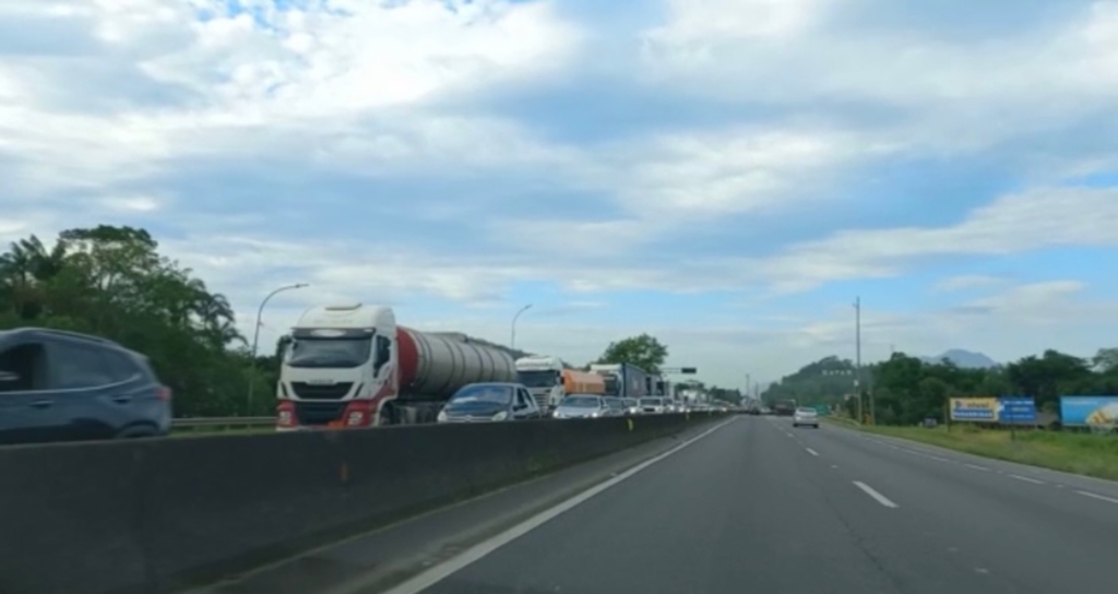 Filas quilométricas seguem entre SC e PR: veja situação das rodovias em tempo real