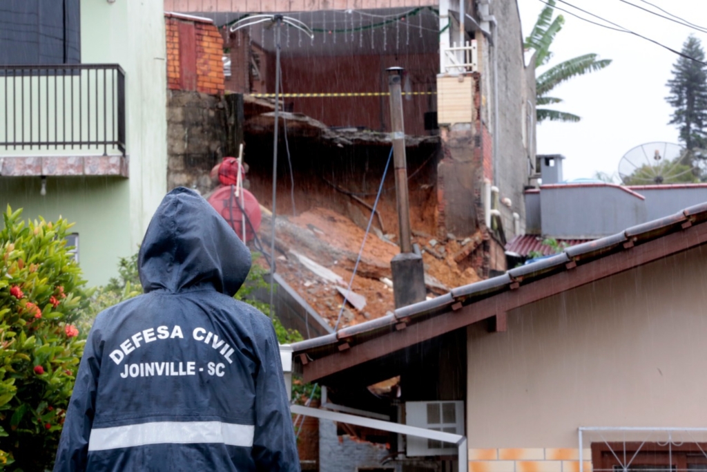 Defesa Civil mantém alerta para risco de deslizamento em Joinville