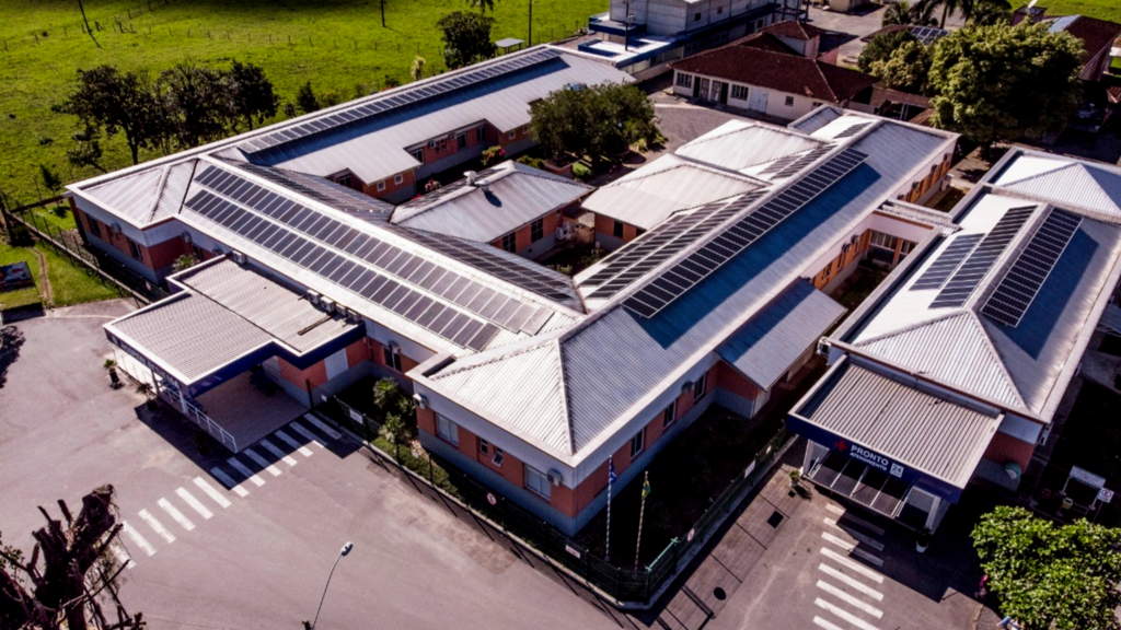 Foto: O Hospital Bethesda, em Joinville, teve geradores fotovoltáicos instalados como parte da Cham - 