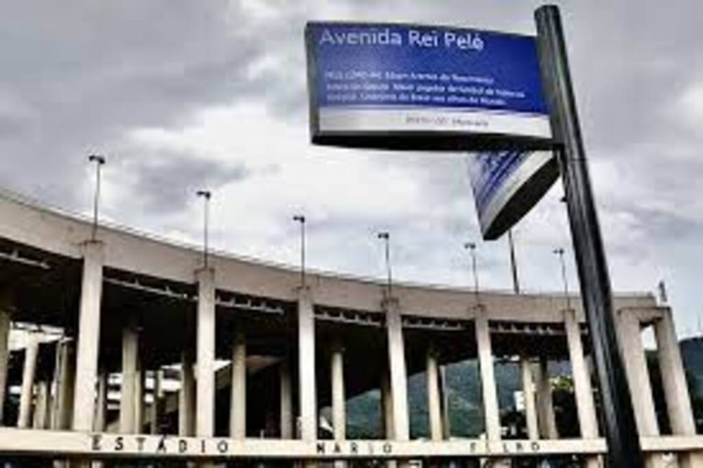 Avenida Rei Pelé é 'inaugurada' em frente ao estádio do Maracanã