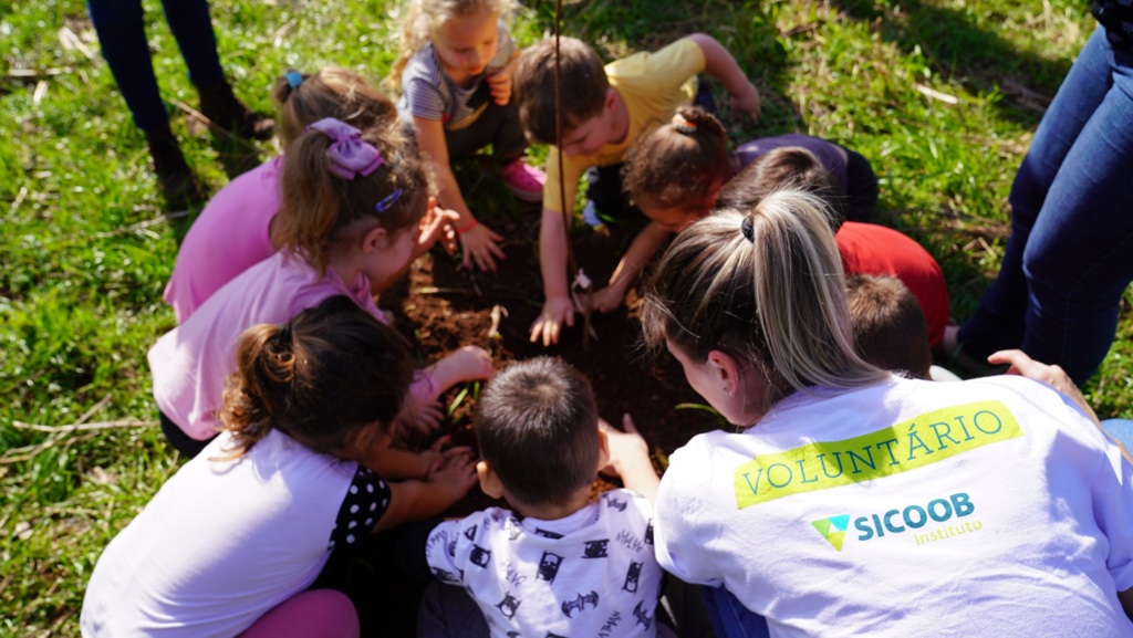  - Foto: Projeto Mudar Sede Figueira / ações desenvolvidas em escolas contribuem na formação dos estudantes para a  educação ambiental. Na foto, ação no distrito de Sede Figueira, em Chapecó/SC