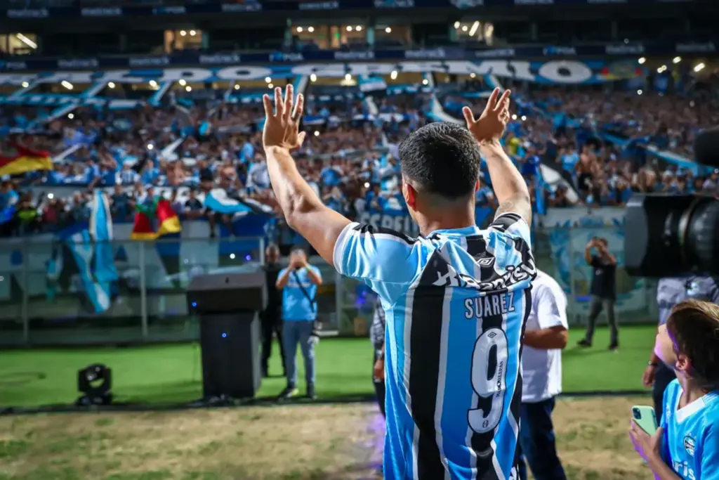  - Suárez acena para a torcida do Grêmio — Foto: Lucas Uebel/Grêmio