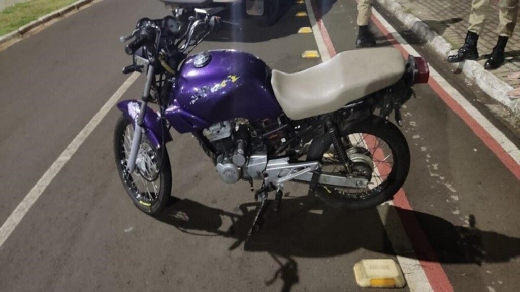 Ladrão é pego com moto furtada