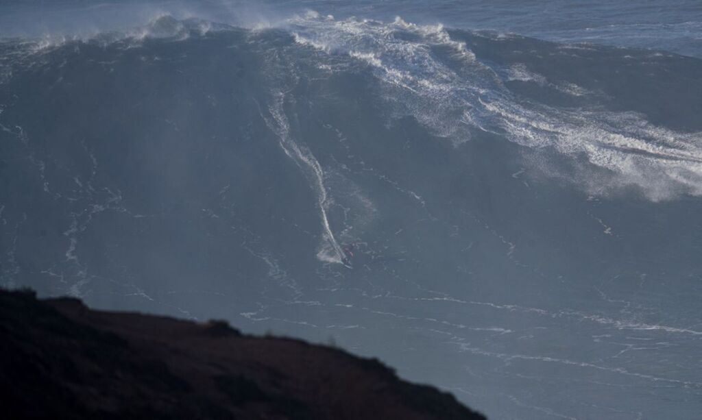 Surfista de ondas gigantes, Márcio Freire morre após queda em Nazaré